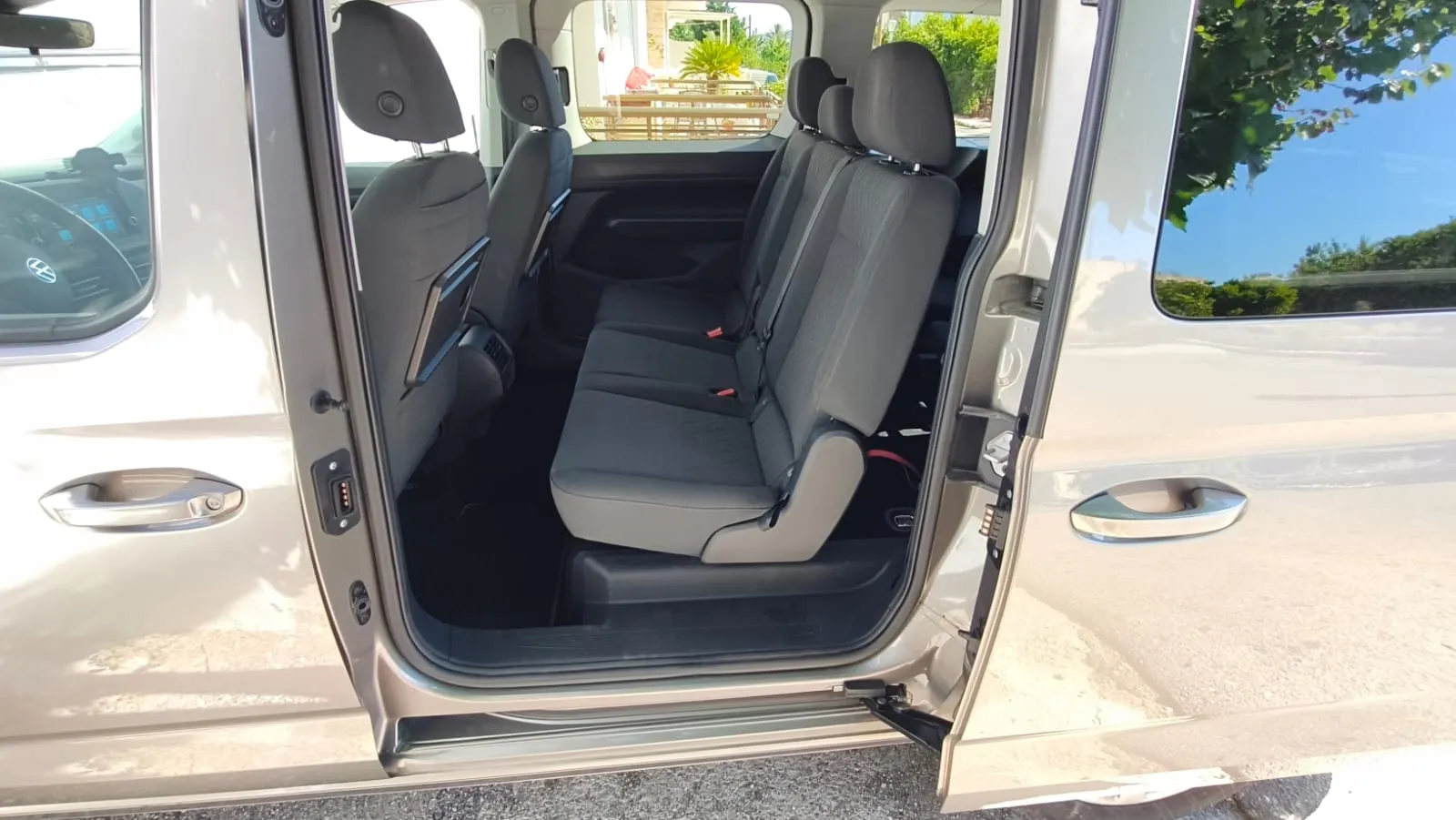 Volkswagen Caddy transfer vehicle photo